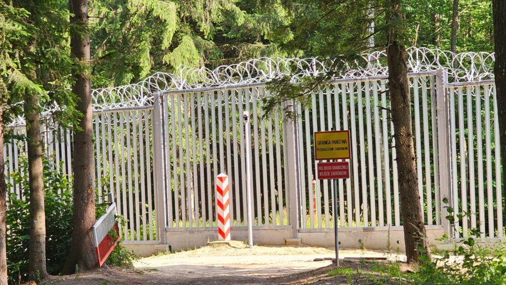 Granica polsko-białoruska: czy mur, strefa buforowa i pushbacki działają?