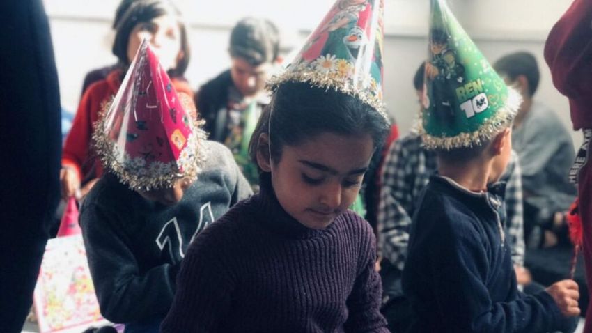 Kurdish refugee children have fun with volunteers