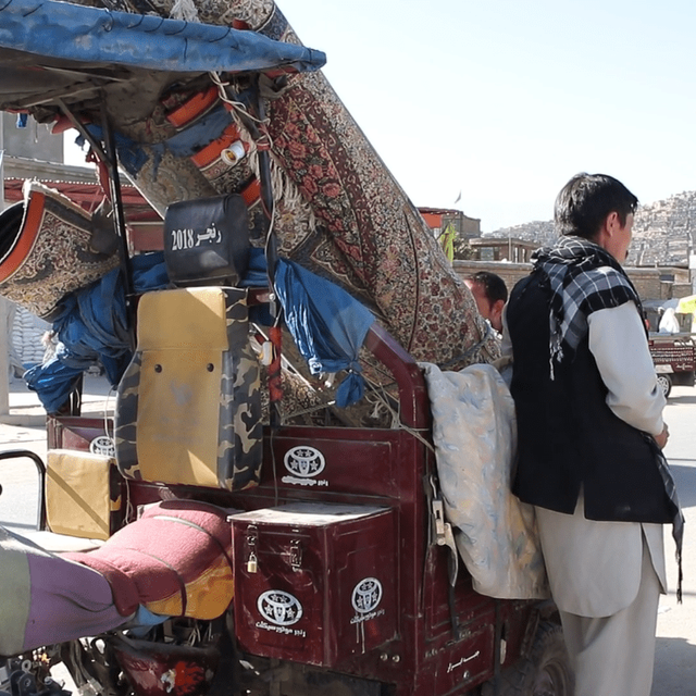Zapiski z Afganistanu #8 Afgańczycy sprzedają nawet swoje dywany, aby zebrać pieniądze na ucieczkę z kraju.