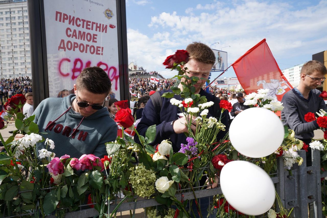 Broń kontra kwiaty. Białoruś zjednoczona przeciwko brutalności policji