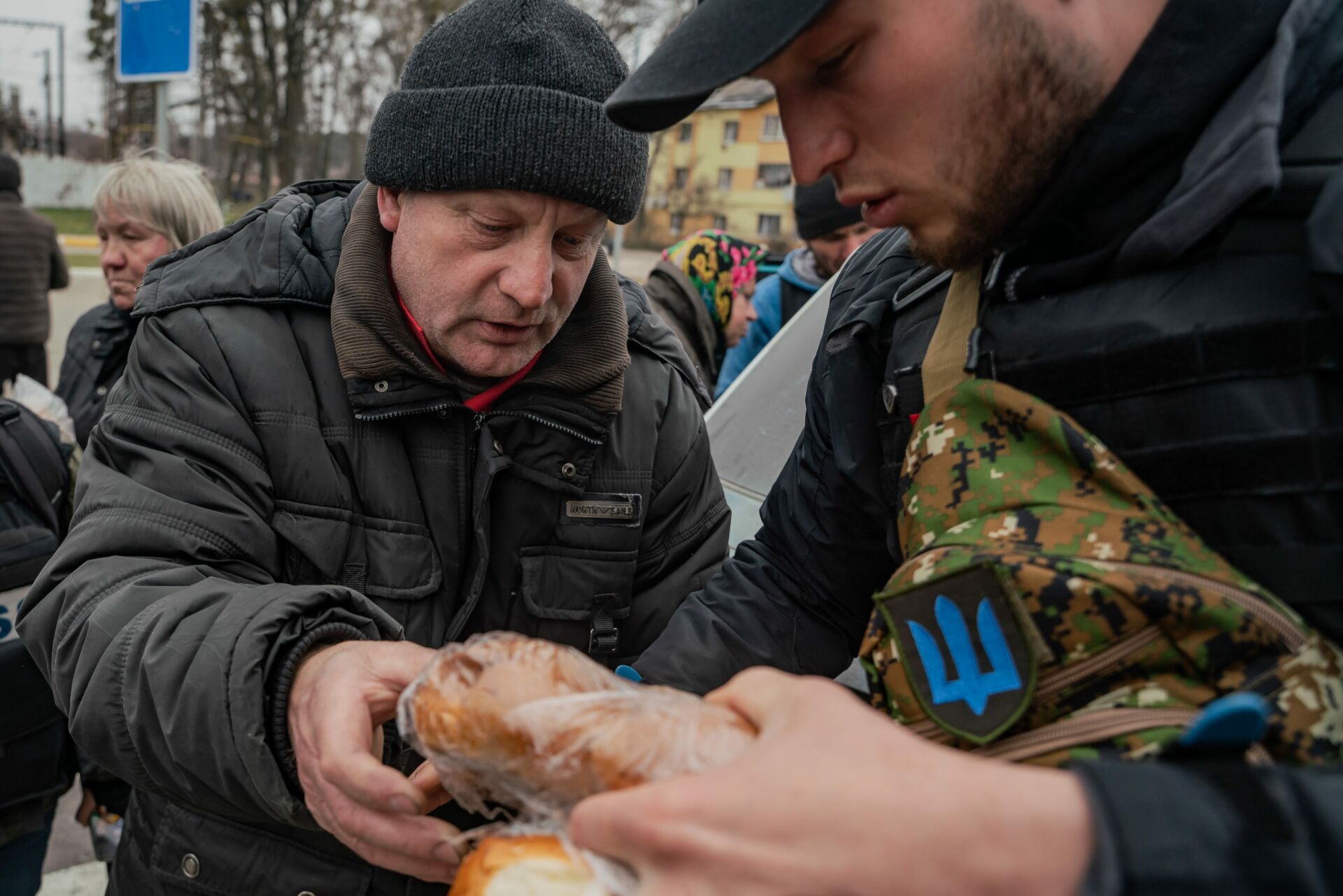 Wolontariusze rozdają chleb ocalałym z Buczy. Mieszkańcy mieszkają w piwnicach bez wody, elektryczności i komunikacji.