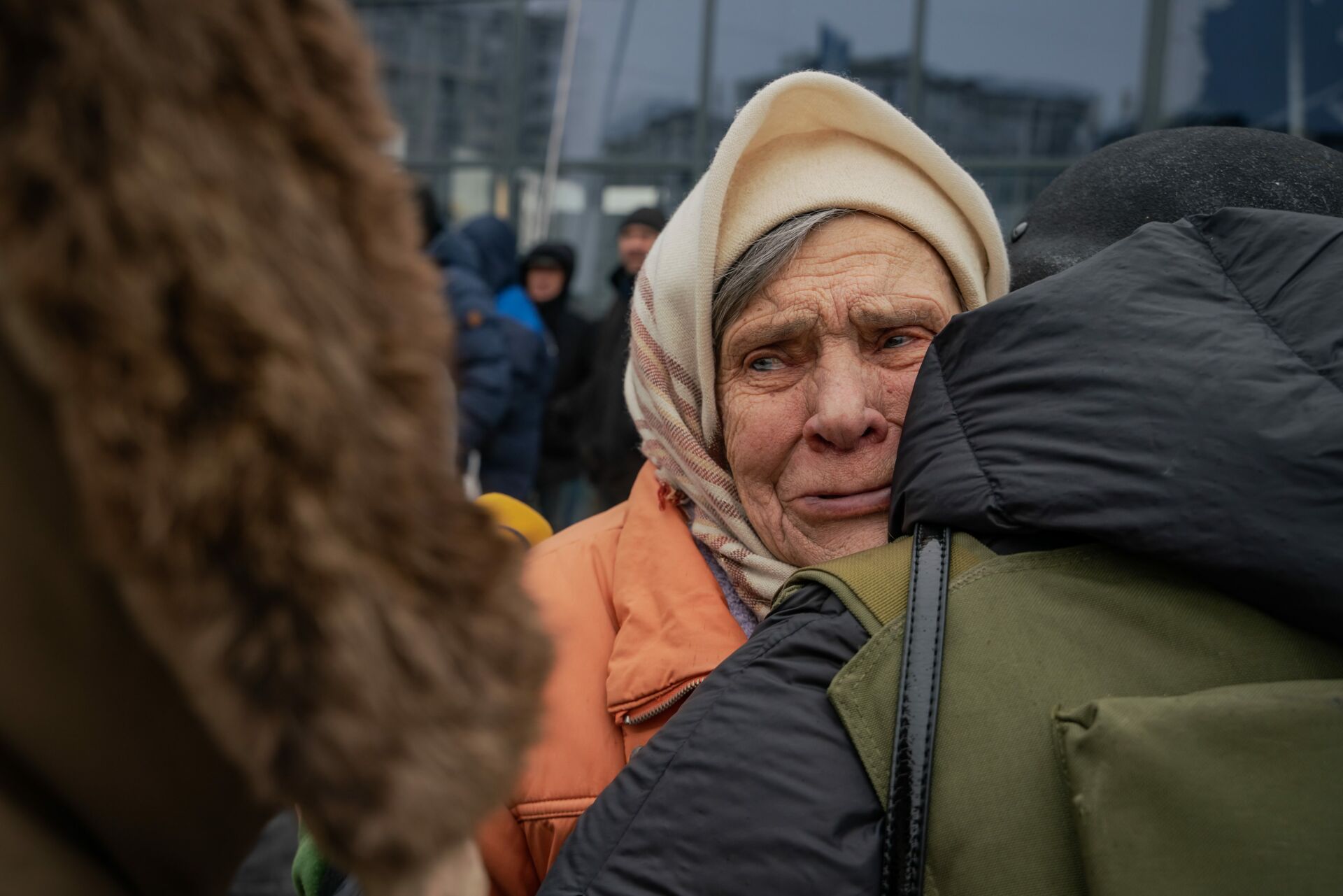 Po raz pierwszy od miesiąca starsza kobieta przyjmuje gości w Buczy. Płacze, przytula wolontariuszy i opowiada o okropnościach, których była świadkiem podczas okupacji.