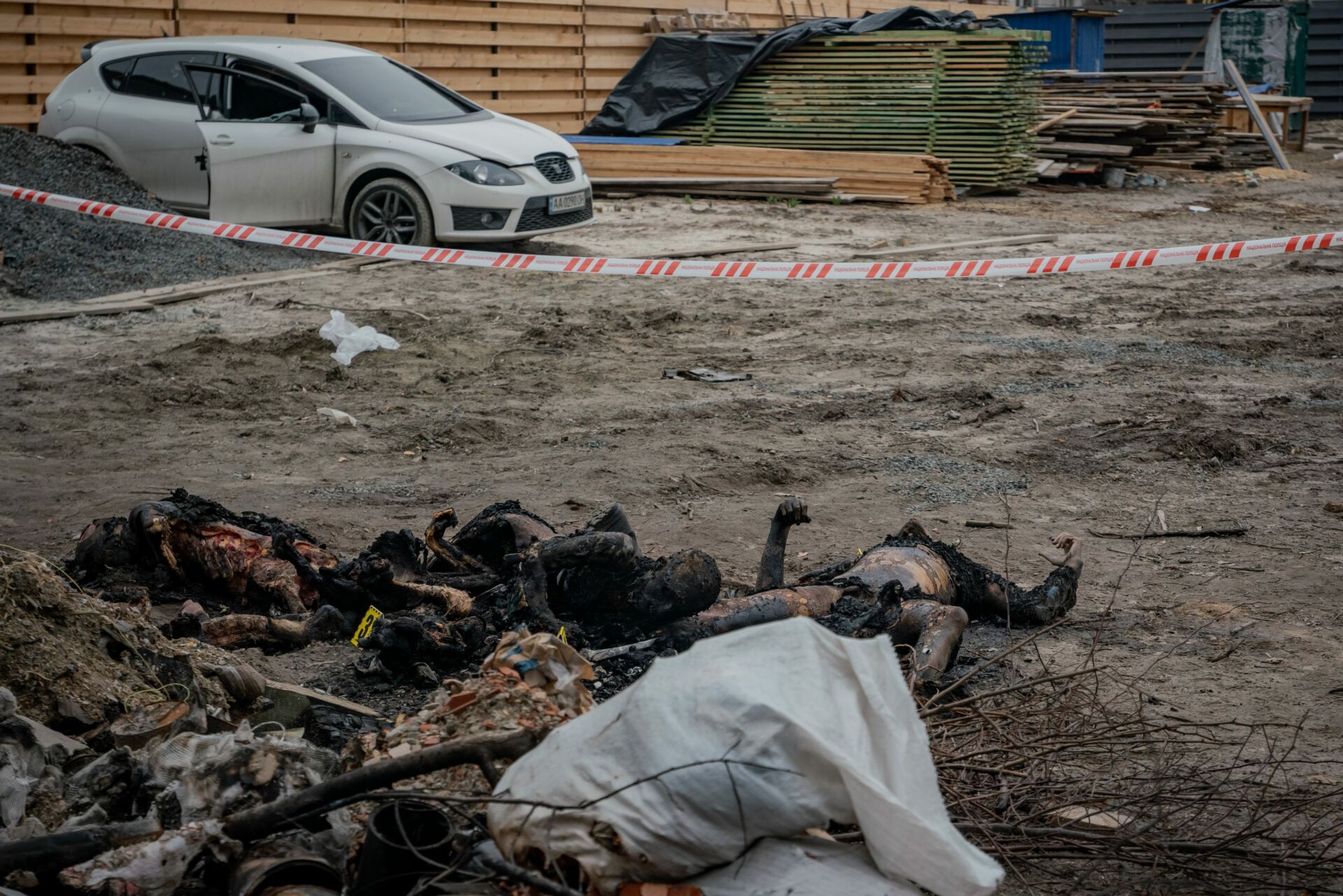 Zwłoki cywilów spalone przez Rosjan w Buczy. Na zdjęciu sześć martwych osób.